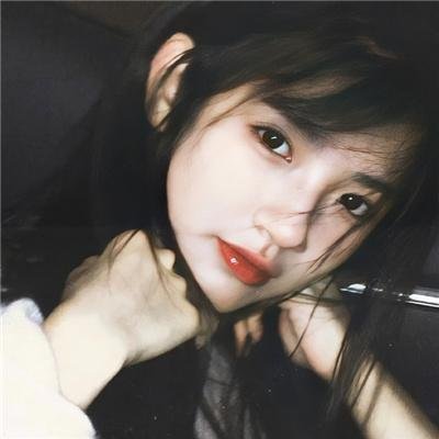 与一位女士合影